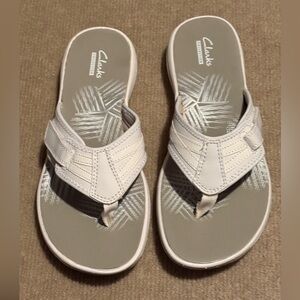 NWOB Clarks Women’s White Comfort Thong Sandals 8